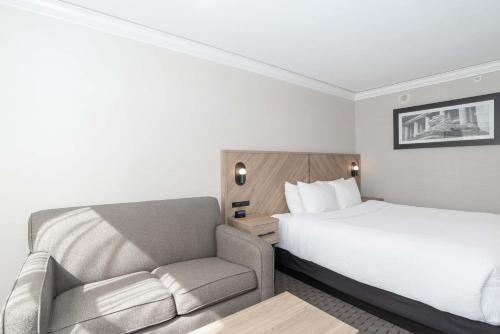 Standard Room, 1 King Bed, Sofa Bed, South Tower del hotel Sandman Vancouver Downtown. Foto 1