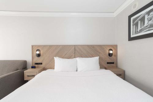 Standard Room, 1 King Bed, Sofa Bed, South Tower del hotel Sandman Vancouver Downtown. Foto 2