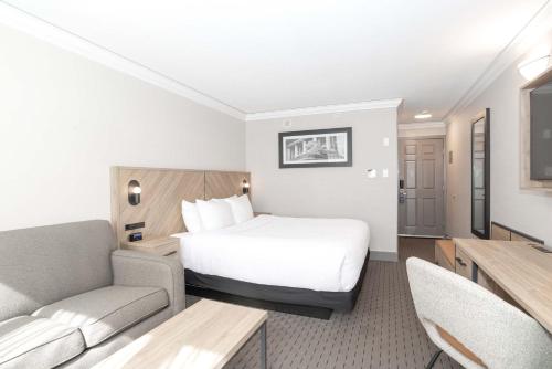 Standard Room, 1 King Bed, Sofa Bed, South Tower del hotel Sandman Vancouver Downtown. Foto 3