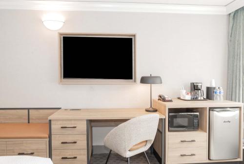 Standard Room, 1 King Bed, Sofa Bed, South Tower del hotel Sandman Vancouver Downtown. Foto 4