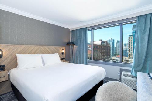 Standard Room, 1 King Bed, North Tower del hotel Sandman Vancouver Downtown