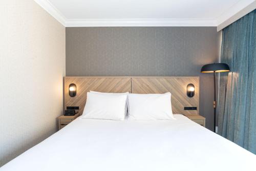 Standard Room, 1 King Bed, North Tower del hotel Sandman Vancouver Downtown. Foto 1