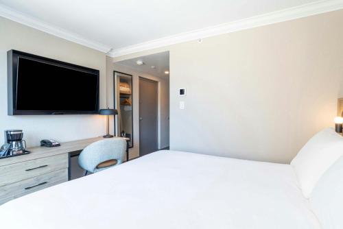 Standard Room, 1 King Bed, North Tower del hotel Sandman Vancouver Downtown. Foto 2