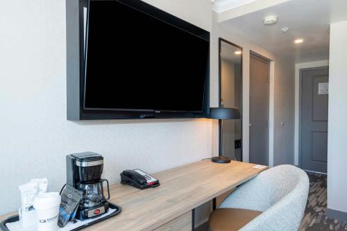 Standard Room, 1 King Bed, North Tower del hotel Sandman Vancouver Downtown. Foto 3