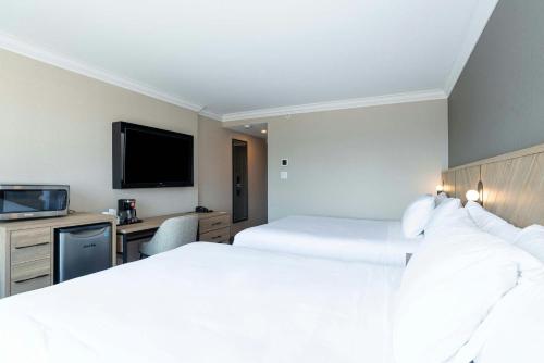 Standard Room, 2 Queen Beds, North Tower del hotel Sandman Vancouver Downtown. Foto 2