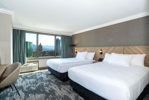Habitación con cama grande del hotel Sandman Vancouver Downtown