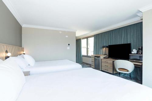 Habitación con cama grande del hotel Sandman Vancouver Downtown. Foto 1