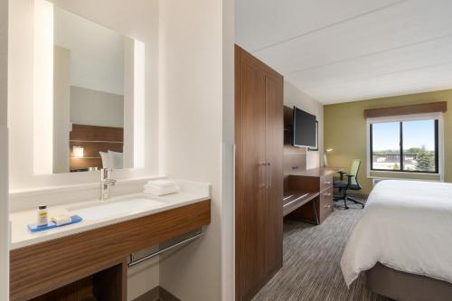 Habitación Estándar - Cama extragrande del hotel Holiday Inn Express Plattsburgh. Foto 5