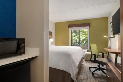 Habitación con cama extragrande y ducha a ras de suelo adaptada para personas con discapacidad auditiva - No fumadores del hotel Holiday Inn Express Plattsburgh. Foto 5