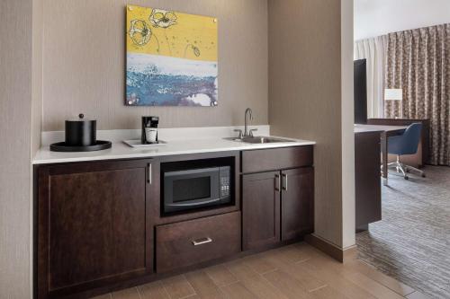 Estudio con cama extragrande y ducha accesible en silla de ruedas - Adaptado para personas con discapacidad auditiva/movilidad reducida - No fumadores del hotel Hampton Inn & Suites Teaneck/glenpointe. Foto 1