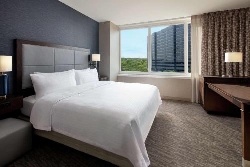 Estudio con cama extragrande y ducha accesible en silla de ruedas - Adaptado para personas con discapacidad auditiva/movilidad reducida - No fumadores del hotel Hampton Inn & Suites Teaneck/glenpointe. Foto 3