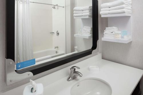 Habitación - 2 camas grandes - Adaptada para personas con discapacidad auditiva del hotel Hampton Inn & Suites Teaneck/glenpointe