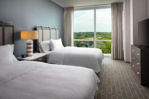 Suite adaptada para personas con discapacidad auditiva con 2 camas grandes y vistas a la ciudad del hotel Homewood Suites By Hilton Teaneck Glenpointe. Foto 2