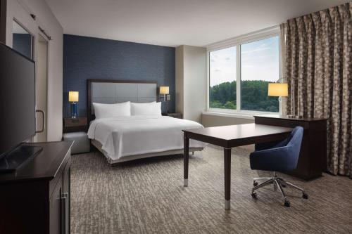 Suite adaptada para personas con movilidad reducida con cama extragrande y vistas a la ciudad del hotel Homewood Suites By Hilton Teaneck Glenpointe