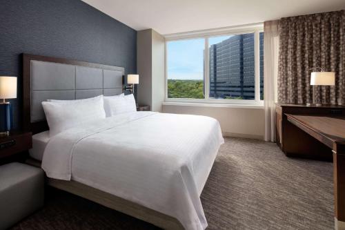 Suite adaptada para personas con movilidad reducida con cama extragrande y vistas a la ciudad del hotel Homewood Suites By Hilton Teaneck Glenpointe. Foto 1