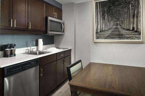 Suite adaptada para personas con movilidad reducida con cama extragrande y vistas a la ciudad del hotel Homewood Suites By Hilton Teaneck Glenpointe. Foto 4