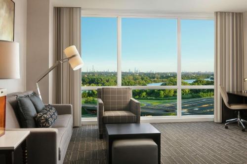 Suite con cama extragrande y vistas a la ciudad - Adaptada para personas con discapacidad auditiva - No fumadores del hotel Homewood Suites By Hilton Teaneck Glenpointe