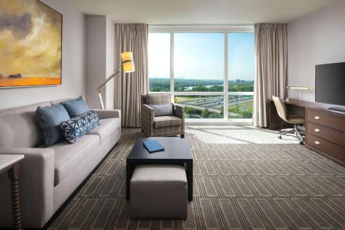 Suite con cama extragrande y vistas a la ciudad - Adaptada para personas con discapacidad auditiva - No fumadores del hotel Homewood Suites By Hilton Teaneck Glenpointe. Foto 2
