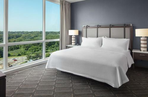 Suite con cama extragrande y vistas a la ciudad - Adaptada para personas con discapacidad auditiva - No fumadores del hotel Homewood Suites By Hilton Teaneck Glenpointe. Foto 4