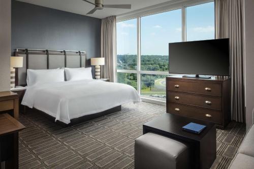 Suite Deluxe con cama extragrande para no fumadores del hotel Homewood Suites By Hilton Teaneck Glenpointe. Foto 3
