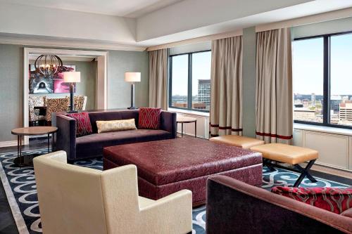 Suite Royal con acceso al club lounge - 1 cama extragrande del hotel Sheraton Centre Toronto. Foto 1