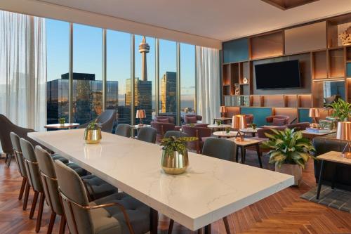 Suite Royal con acceso al club lounge - 1 cama extragrande del hotel Sheraton Centre Toronto. Foto 4