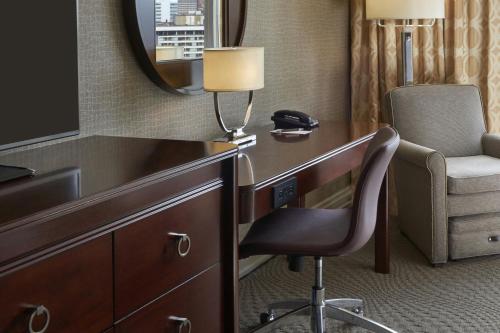 Habitación con cama extragrande y vistas al jardín del hotel Sheraton Centre Toronto. Foto 1