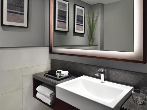 Executive Deluxe King Room - Complimentary Lounge Access del hotel Mövenpick and Apartments Bur Dubai. Foto 1