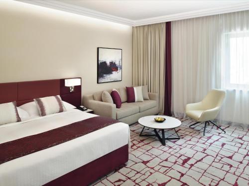 Executive Deluxe King Room - Complimentary Lounge Access del hotel Mövenpick and Apartments Bur Dubai. Foto 4