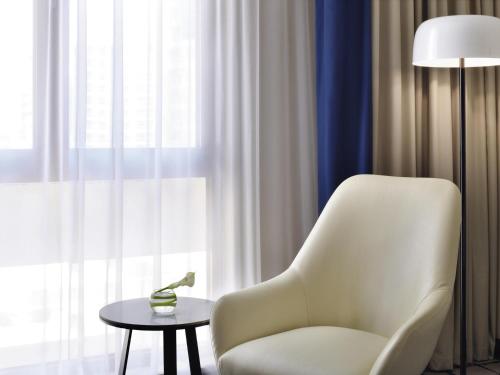 Executive Deluxe King Room - Complimentary Lounge Access del hotel Mövenpick and Apartments Bur Dubai. Foto 5