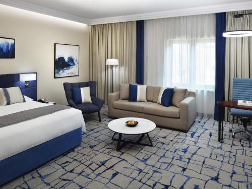 Family Room - Complimentary Lounge Access del hotel Mövenpick and Apartments Bur Dubai. Foto 4