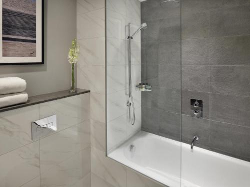 Executive King Room - Complimentary Lounge Access del hotel Mövenpick and Apartments Bur Dubai. Foto 2