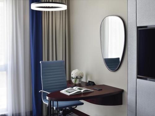 Habitación Superior con cama extragrande del hotel Mövenpick and Apartments Bur Dubai. Foto 1