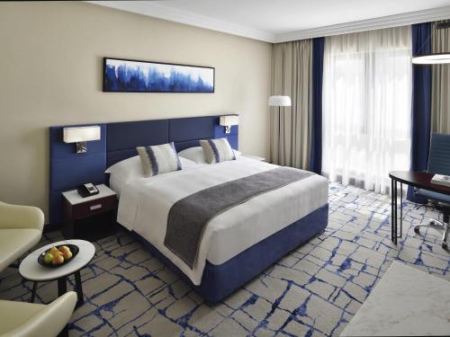 Habitación Superior con cama extragrande del hotel Mövenpick and Apartments Bur Dubai. Foto 4