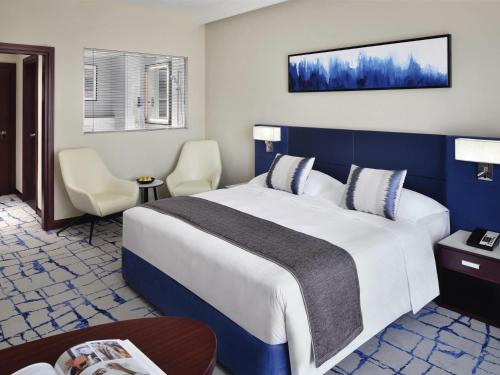 Habitación Superior con cama extragrande del hotel Mövenpick and Apartments Bur Dubai. Foto 5