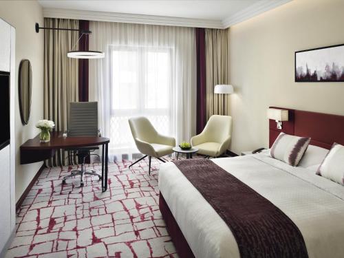 Suite Deluxe del hotel Mövenpick and Apartments Bur Dubai. Foto 1