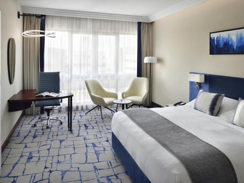Suite Deluxe del hotel Mövenpick and Apartments Bur Dubai. Foto 2