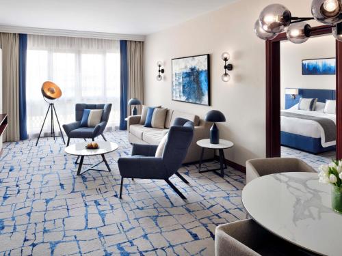 Suite Deluxe del hotel Mövenpick and Apartments Bur Dubai. Foto 3