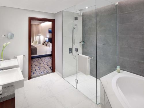 Suite Deluxe del hotel Mövenpick and Apartments Bur Dubai. Foto 5