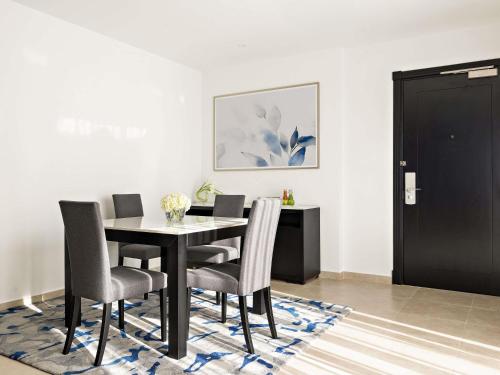 One - Bedroom Apartment - Complimentary Transfer to Kite Beach and Dubai Mall / Burj Khalifa del hotel Mövenpick and Apartments Bur Dubai. Foto 2