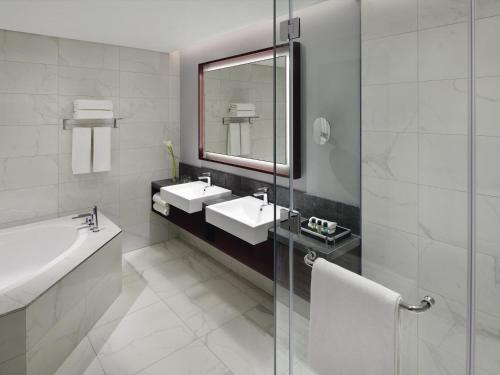 Suite Junior del hotel Mövenpick and Apartments Bur Dubai. Foto 1