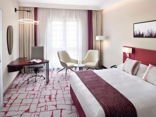 Habitación Superior con cama extragrande del hotel Mövenpick and Apartments Bur Dubai. Foto 5