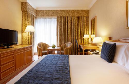 Habitación Deluxe del hotel Millennium Plaza Downtown. Foto 4