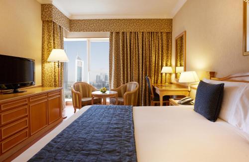 Habitación Deluxe con vistas a la calle Sheikh Zayed del hotel Millennium Plaza Downtown. Foto 3