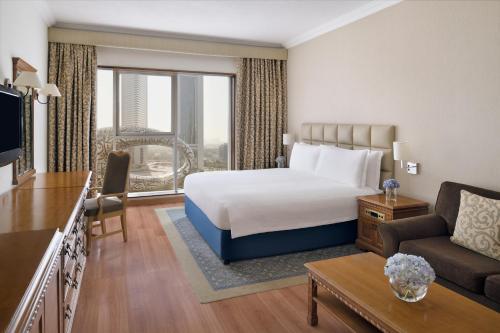 Habitación Club con vistas a la calle Sheikh Zayed del hotel Millennium Plaza Downtown. Foto 5