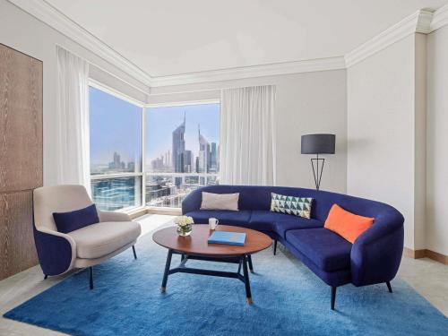 Suite Junior Doble con cama grande del hotel Fairmont Dubai. Foto 3