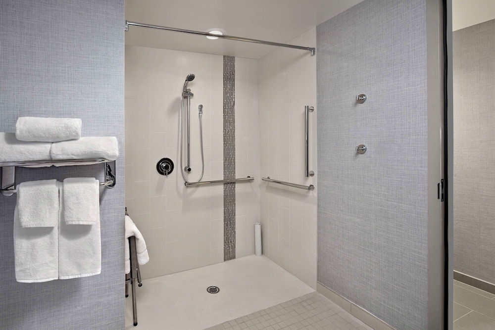 Accesible | Dos Camas Queen / Ducha de Acceso Lateral (Más Sofá Cama) del hotel Hyatt Place Warwick/providence Airport. Foto 3
