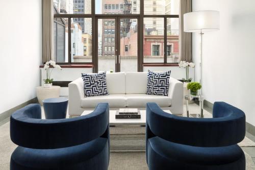 Suite con cama grande y balcón del hotel Royalton. Foto 3