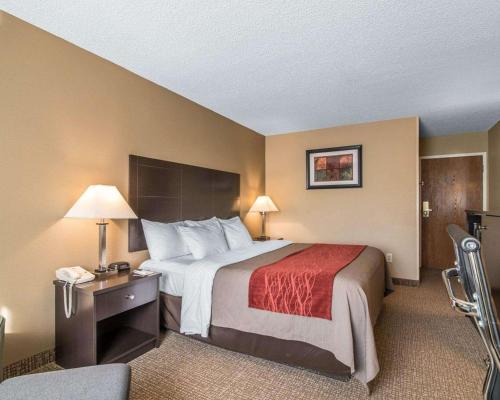 Habitación con cama extragrande adaptada para persona de movilidad reducida - No fumadores del hotel Comfort Inn Saugerties. Foto 2