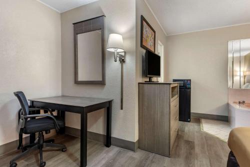 Habitación Doble - 2 camas dobles - Fumadores del hotel Econo Lodge Dewitt. Foto 1